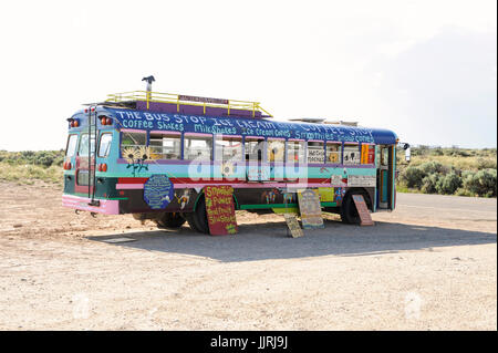 Essen Verkäufer in einem benutzerdefinierten bemalten Schulbus in der Nähe des Rio Grande Schlucht, Taos, New Mexico Stockfoto