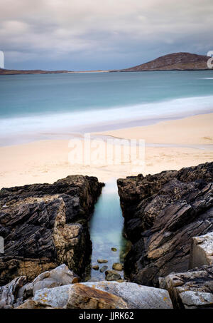 LEWIS und HARRIS, Schottland - ca. APRIL 2016: Klippen und Strände auf den äußeren Inseln Lewis und Harris in Schottland. Stockfoto