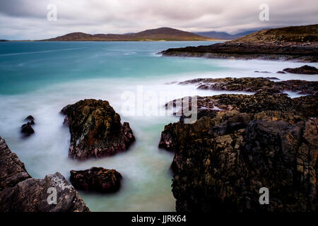 LEWIS und HARRIS, Schottland - ca. APRIL 2016: Klippen und Strände auf den äußeren Inseln Lewis und Harris in Schottland. Stockfoto