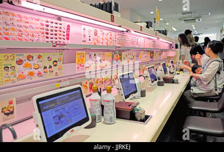 Uobei Sushi, Shibuya, Tokio. Neben den herkömmlichen Förderband serviert Sushi hier auf einer Plattform, à la carte Bestellungen dienen. Stockfoto