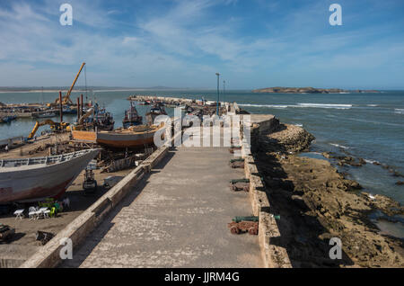 Blick auf die Fischerboote im Hafen von Essaouira und Kanonen in Skala du Port (nördliche Skala), Marokko Stockfoto