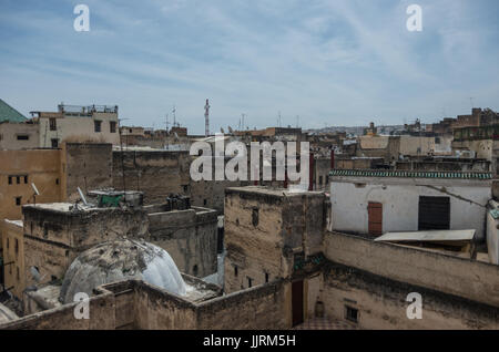 Blick auf Dach der mittelalterlichen Medina von Fes von Nejjarine Museum der hölzernen Arts & Handwerk Terrasse, Marokko Stockfoto