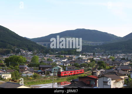 Einer malerischen hügeligen Vorstadt mit einem Zug vorbei Stockfoto