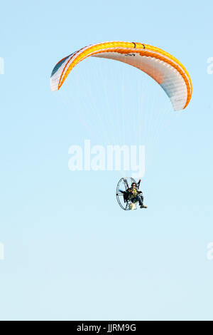 Angetriebene Gleitschirm fliegen vor einem strahlend blauen Himmel. Stockfoto