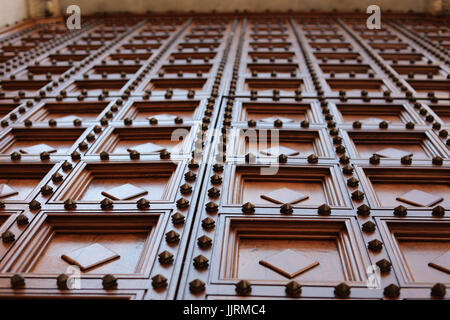 Hölzerne Duomo Door, Mailand, Italien Stockfoto