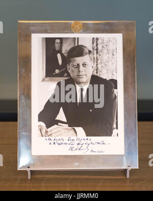 Ein gerahmtes Foto von Präsident John f. Kennedy von Alfred Eisenstaedt, eingeschrieben ", ihre Majestät die Königin II, mit der höchsten Wertschätzung, John F Kennedy" präsentiert bei einem Dinner im Buckingham Palace im Jahr 1961 auf dem Display der Geschenke präsentiert von Königin Elizabeth II während ihrer Herrschaft 65 Jahr ausgestellten während einer Vorschau für die königliche Geschenke-Ausstellung, die das jährliche Sommer-Opening der Prunkräume im Buckingham Palace gehört , London. Stockfoto