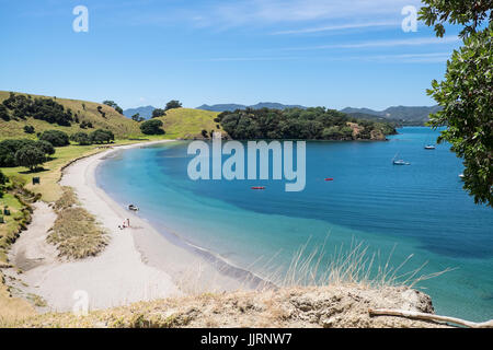 Insel Urupukapuka Bay of Islands, Neuseeland, NZ - 1. Februar 2017: Holiday Maker im Sommer an einem einsamen Strand. Stockfoto