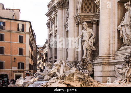 Aquädukt-gespeisten Rokoko Trevi-Brunnen , entworfen von Nicola Salvi & fertiggestellt im Jahr 1762, mit geformten Figuren Stockfoto