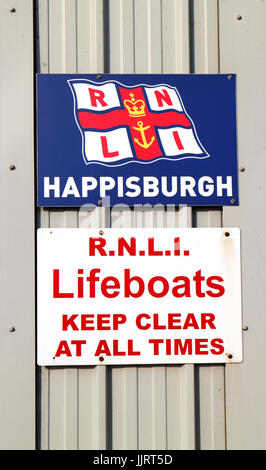 Zeichen auf der Vorderseite des Lifeboat Station Houses in Warenkorb Gap Road, Happisburgh, Norfolk, England, Vereinigtes Königreich. Stockfoto