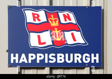 RNLI-Zeichen vor dem Lifeboat Station Haus im Warenkorb Gap Road, Happisburgh, Norfolk, England, Vereinigtes Königreich. Stockfoto