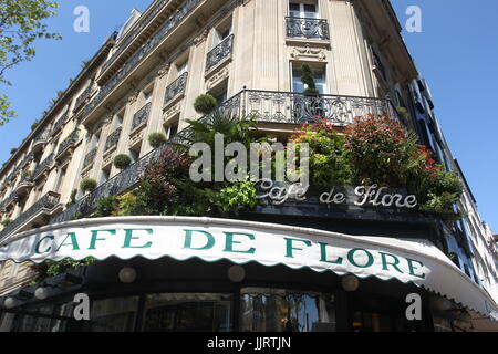 Das Cafe de Flore ist eines der ältesten Kaffeehäuser in Paris. Das Hotel liegt am Boulevard Saint-Germain ist es ein berühmter Treffpunkt für Künstler und Schriftsteller. Stockfoto