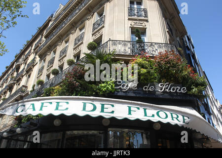 Das Cafe de Flore ist eines der ältesten Kaffeehäuser in Paris. Das Hotel liegt am Boulevard Saint-Germain ist es ein berühmter Treffpunkt für Künstler und Schriftsteller. Stockfoto