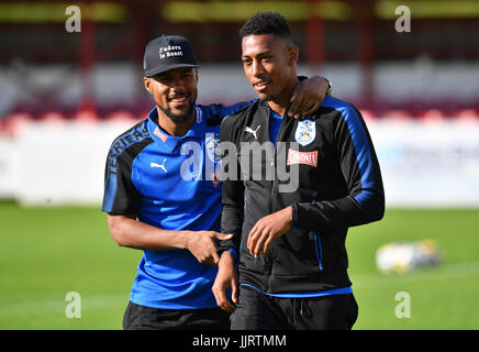 Huddersfield Town Elias Kachunga (links) und Rajiv van La Parra Stockfoto