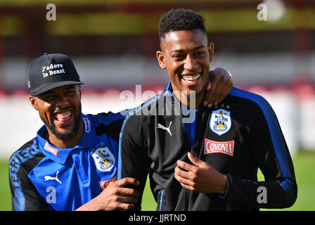 Huddersfield Town Elias Kachunga (links) und Rajiv van La Parra Stockfoto