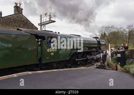 Menschen & iconic Dampflok Lner Klasse A3 60103 Flying Scotsman puffing Rauch auf tracks Keighley und Worth Valley Railway Station, England, UK. Stockfoto