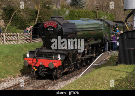 Menschen sehen legendären Dampflokomotive LNER-Klasse A3 60103 Flying Scotsman auf Schienen - Keighley und Wert Valley Railway Station, England, UK. Stockfoto