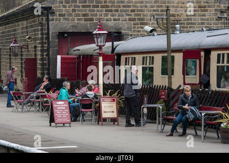 Menschen auf der Plattform am historischen Bahnhof Oxenhope, entspannen im kleinen Café, Chatten & trinken - Keighley und Worth Valley Railway Station, England, UK. Stockfoto