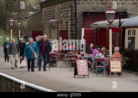 Menschen auf der Plattform am historischen Bahnhof Oxenhope, einige Wandern & Entspannen im kleinen Cafe - Keighley und Worth Valley Railway Station, England, UK. Stockfoto