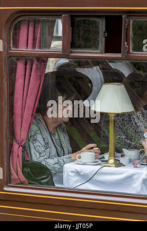Frau genießen Sie Nachmittagstee an Bord der legendären Dampflok Lner Klasse A3 60103 Flying Scotsman - Keighley und Worth Valley Railway, England, UK. Stockfoto
