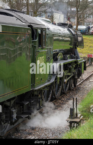 Grün glänzend Motor & Ausschreibung von iconic Dampflok 60103 Flying Scotsman am Ende der Zeile - Keighley & Worth Valley Railway Station, England, UK. Stockfoto