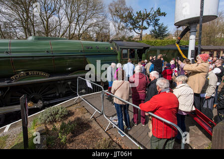 Menschenmenge anzeigen ikonischen Lok Dampflok, LNER-Klasse A3 60103 Flying Scotsman - Keighley und Wert Valley Railway Station, England, UK. Stockfoto