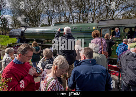 Menschenmenge anzeigen ikonischen Lok Dampflok, LNER-Klasse A3 60103 Flying Scotsman - Keighley und Wert Valley Railway Station, England, UK. Stockfoto