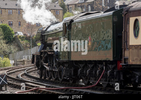 Schnaufend Dampf, legendären Lok Motor ist LNER-Klasse A3 60103 Flying Scotsman stationär auf Schienen - Keighley & Wert Valley Railway, England, UK. Stockfoto