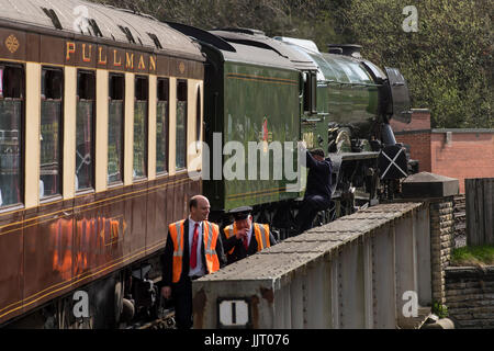 Treiber & Wachen von iconic Dampf Lok Motor (LNER-Klasse A3 60103 Flying Scotsman) & Pullman Trainer, Keighley & Wert Valley Railway, England, UK. Stockfoto