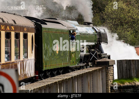 Legendären Lok Dampflok (LNER-Klasse A3 60103 Flying Scotsman) schnaufend Rauch, Fahrer schauen - Keighley & Wert Valley Railway, England, UK. Stockfoto