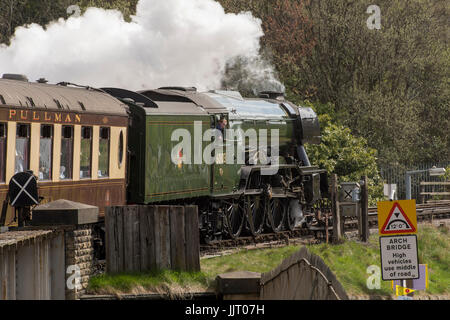 Legendären Lok Dampflok (LNER-Klasse A3 60103 Flying Scotsman) schnaufend Rauch, Fahrer schauen - Keighley & Wert Valley Railway, England, UK. Stockfoto