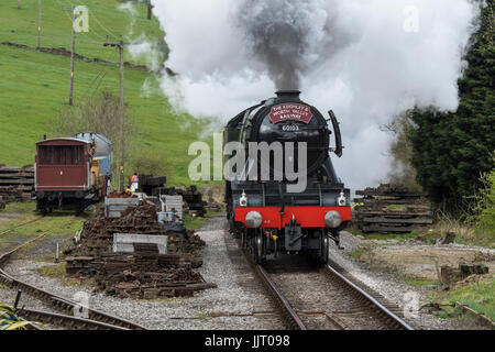 Legendären Dampflokomotive LNER-Klasse A3 60103 Flying Scotsman schnaufend Rauch & Reisen auf den Spuren der Keighley und Wert Valley Railway, England, UK. Stockfoto