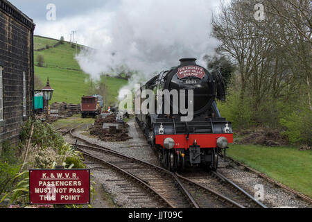 Legendären Dampflokomotive LNER-Klasse A3 60103 Flying Scotsman schnaufend Rauch & Reisen auf den Spuren der Keighley und Wert Valley Railway, England, UK. Stockfoto