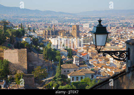 Granada - der Ausblick über die Stadt mit dem Dom Stockfoto