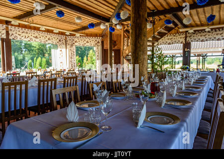 Sehr schön organisierte Veranstaltung - festliche weiße Tischen bereit für die Gäste serviert. Veranstaltung im Restaurant. Bankett, Hochzeit Dekoration, feiern. Catering und Eva Stockfoto