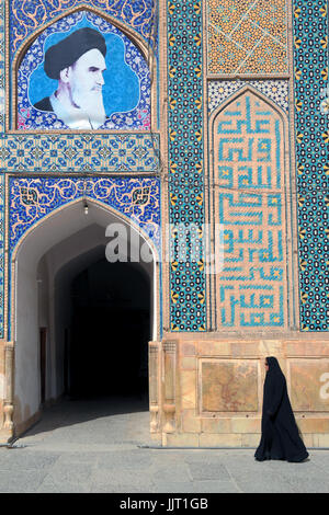 Eine Frau geht durch die Schah-Moschee in Isfahan, Iran Stockfoto