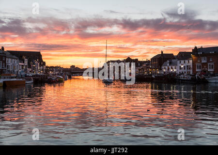 Weymouth alten Hafen Dämmerung in der Nacht auf den Fluss Wey Boote und Hafen Seite bunten Häusern und Kneipen, Weymouth, Dorset, England, uk, gb Stockfoto