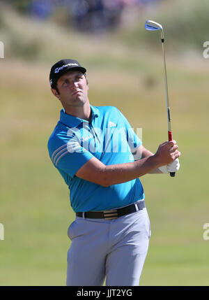 Der Spanier Jon Rahm kommt am 4. Tag der Open Championship 2017 im Royal Birkdale Golf Club, Southport, aus einem Bunker. DRÜCKEN SIE VERBANDSFOTO. Bilddatum: Donnerstag, 20. Juli 2017. Siehe PA Geschichte GOLF Open. Das Foto sollte lauten: Richard Sellers/PA Wire. Stockfoto