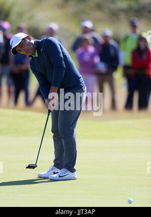 Italiens Francesco Molinari putts auf dem 4. grün während eines der The Open Championship 2017 im Royal Birkdale Golf Club, Southport. PRESSEVERBAND Foto. Bild Datum: Donnerstag, 20. Juli 2017. Vgl. PA Geschichte GOLF Open. Bildnachweis sollte lauten: Richard Verkäufer/PA Wire. Einschränkungen: Nur zur redaktionellen Verwendung. Keine kommerzielle Nutzung. Standbild-Gebrauch bestimmt. Die Open Championship Logo und klare Verbindung zu The Open Website (TheOpen.com) auf Website-Veröffentlichung enthalten sein. Rufen Sie + 44 (0) 1158 447447 für weitere Informationen. Stockfoto