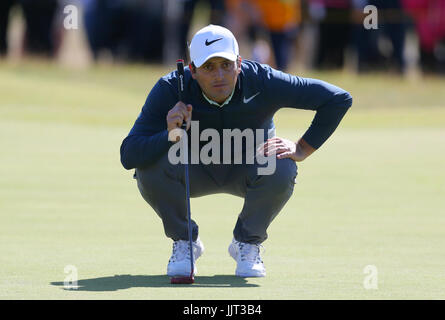 Italiens Francesco Molinari putts auf dem 4. grün während eines der The Open Championship 2017 im Royal Birkdale Golf Club, Southport. PRESSEVERBAND Foto. Bild Datum: Donnerstag, 20. Juli 2017. Vgl. PA Geschichte GOLF Open. Bildnachweis sollte lauten: Richard Verkäufer/PA Wire. Einschränkungen: Nur zur redaktionellen Verwendung. Keine kommerzielle Nutzung. Standbild-Gebrauch bestimmt. Die Open Championship Logo und klare Verbindung zu The Open Website (TheOpen.com) auf Website-Veröffentlichung enthalten sein. Rufen Sie + 44 (0) 1158 447447 für weitere Informationen. Stockfoto