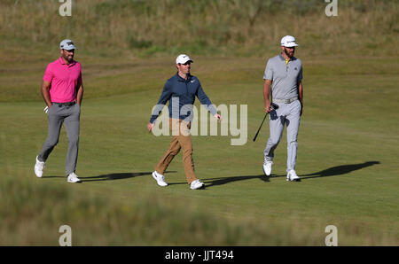 Südafrikas Charl Schwartzel, Northern Ireland Rory McIlroy und Dustin Johnson USA gehen das Fairway während eines der The Open Championship 2017 im Royal Birkdale Golf Club, Southport. Stockfoto