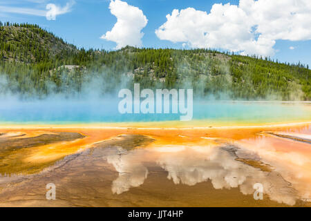 Wolken spiegeln sich in der lebendigen Regenbogenfarben des Grand Bildobjekte Frühlings im Yellowstone-Nationalpark, Wyoming Stockfoto