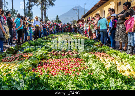 Antigua, Guatemala - 25. März 2016: die Einheimischen bewundern Karfreitag Teppich von Gemüse für die Prozession in der Stadt mit den berühmten Heiligen Woche feiern Stockfoto