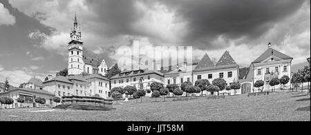 Kremnica - Panorama der Safarikovo quadratisch mit Schloss und Kirche St. Catherine. Stockfoto