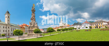 Kremnica - Panorama der quadratischen Safarikovo mit Franziskaner-Kirche, die barocke Dreifaltigkeitskirche Spalte durch Dionyz Ignaz Stanetti (1765-1772), Schloss und Stockfoto