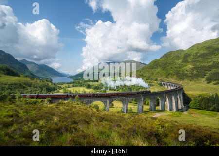 Vintage Dampfzug geht das berühmte Glenfinnan-Viadukt mit Blick über Loch Shiel Stockfoto