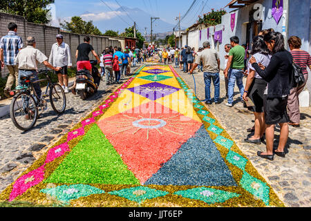 Antigua, Guatemala - 26. März 2017: die Einheimischen bewundern gefärbte Sägespäne Prozession Teppiche während der Fastenzeit in der Stadt mit den berühmten Heiligen Woche feiern Stockfoto