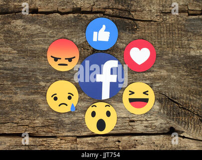 Kiew, Ukraine - 7. Februar 2017: Facebook like-Button 6 einfühlsam Emoji-Reaktionen auf Papier gedruckt und auf hölzernen Hintergrund platziert. Facebook ist ein w Stockfoto