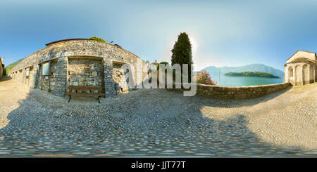 Panorama des Comer Sees, die Kirche von San Giacomo, Ossuccio; Lombardei; Italien Stockfoto