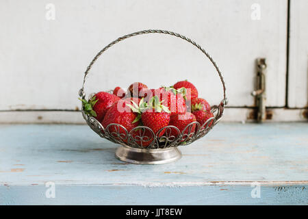 Frische Erdbeeren in vase Stockfoto