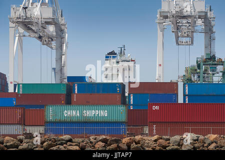 The Bridge of the Container Ship, E.R. Texas, Be- und Entladen auf dem Liegeplatz J266 am Long Beach Container Terminal, Kalifornien, USA. Stockfoto